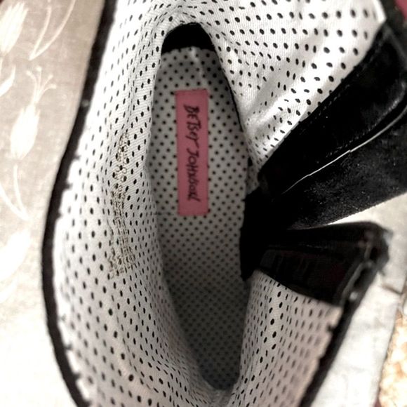 S♥️LD 💫. NIB BETSEY JOHNSON - LEA Suede Gemstone Embellished Booties♥️ - Picture 6 of 11